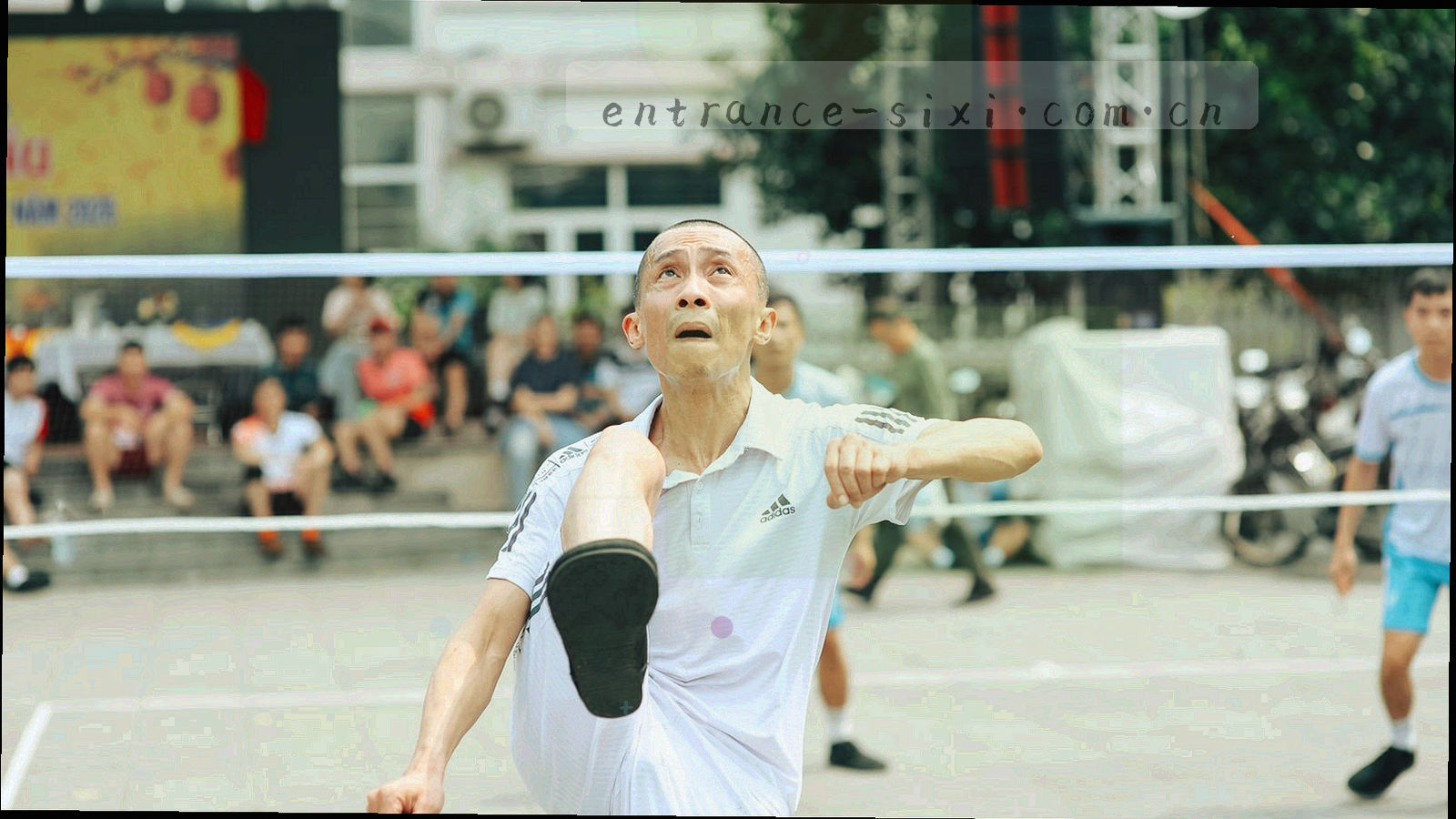 深蓝背景上划过多条红黄光轨，表示实时数据更新